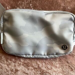 NWT Lululemon Everywhere Belt Bag - Light Grey Camo